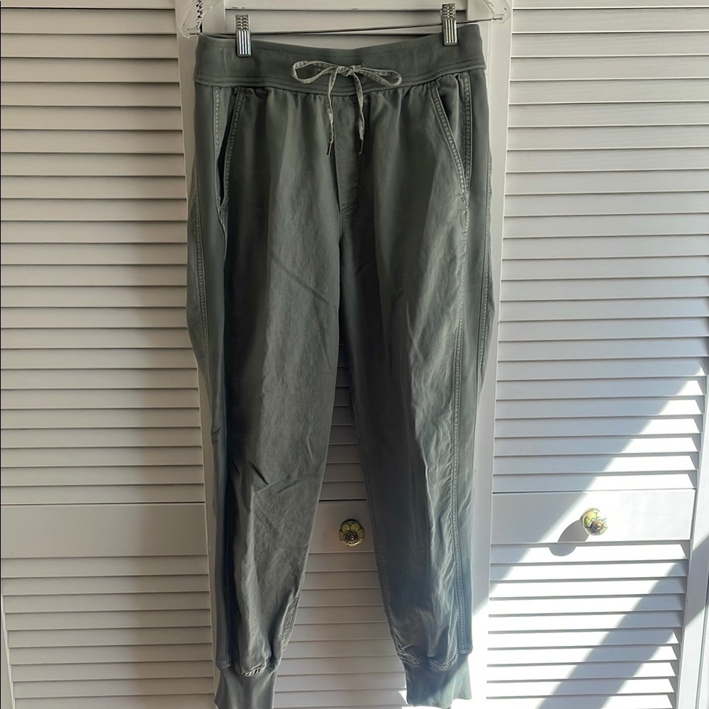 Gap for Good sage green khaki women’s jogger, size M.  NWOT.  New condition